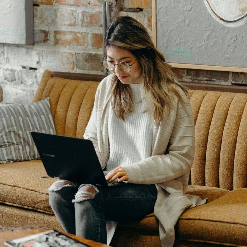 Freelance au travail depuis son canapé