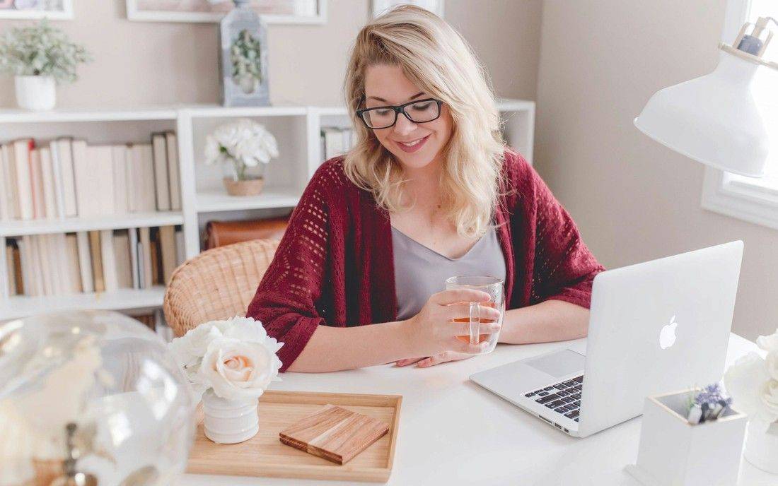 Décoratrice d'intérieur à son bureau