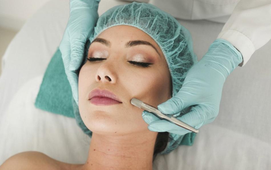 Esthéticienne en soin du visage